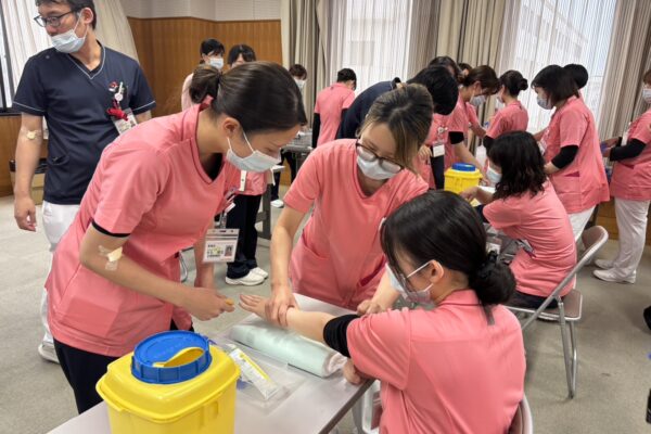 福岡県大牟田市にある社会保険大牟田天領病院　新人看護師研修の様子